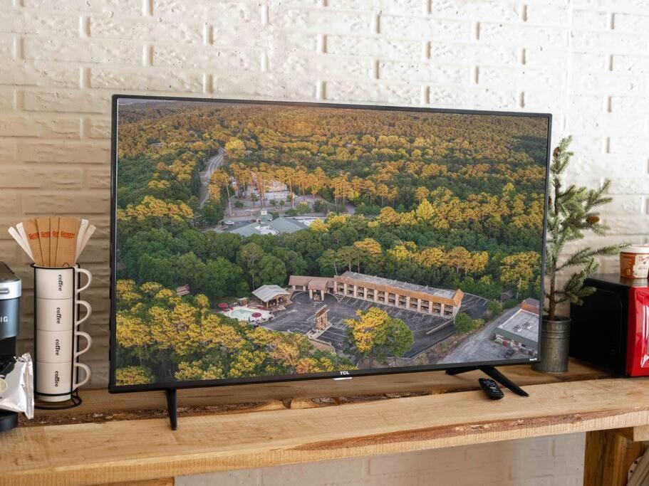 Stonegate King Bed Wifi 50in Roku Tv Salt Water Pool # 302 * Eureka Springs